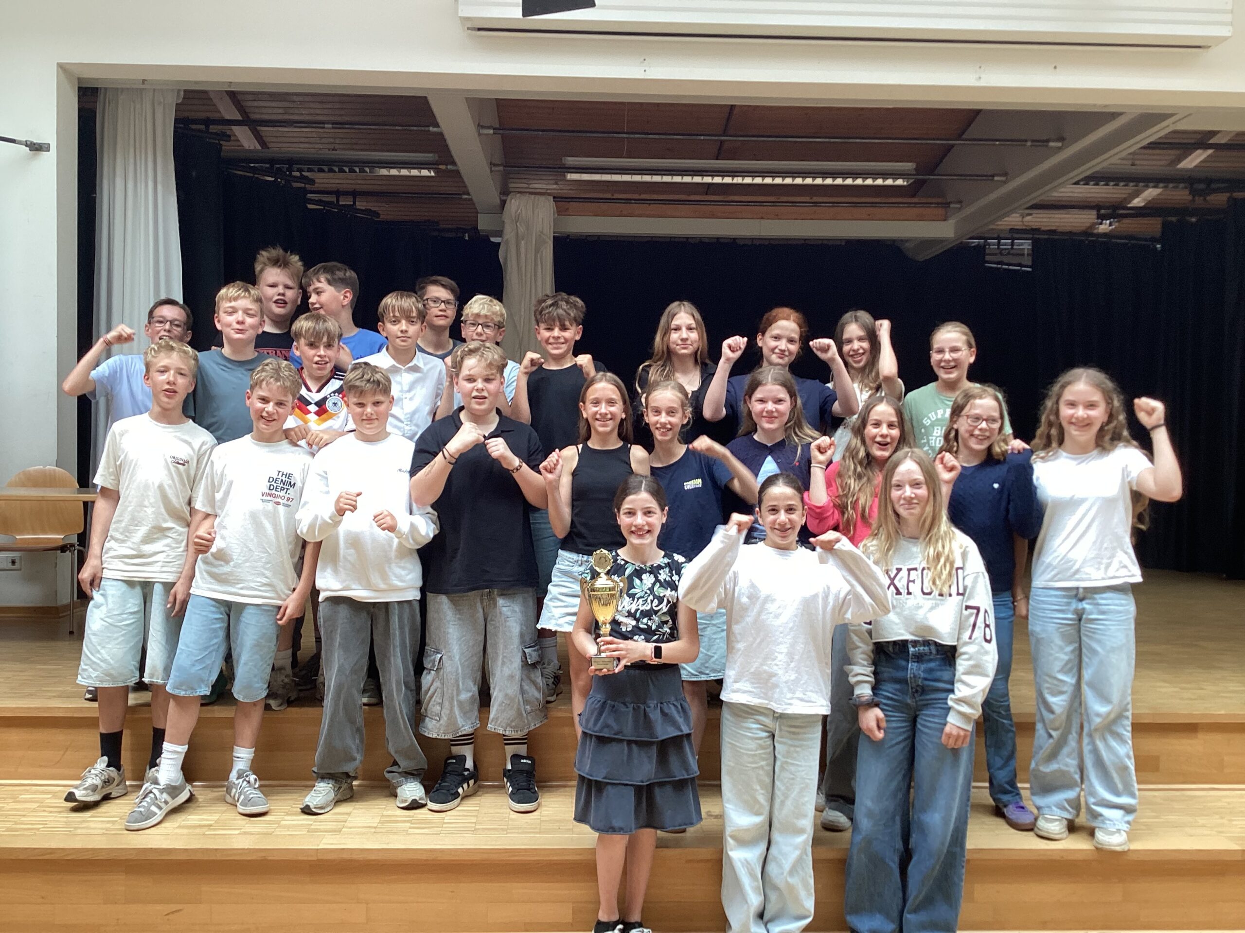 Die Klasse 6b erh&auml;lt den Wanderpokal f&uuml;r die erfolgreichste Klasse der Schule
