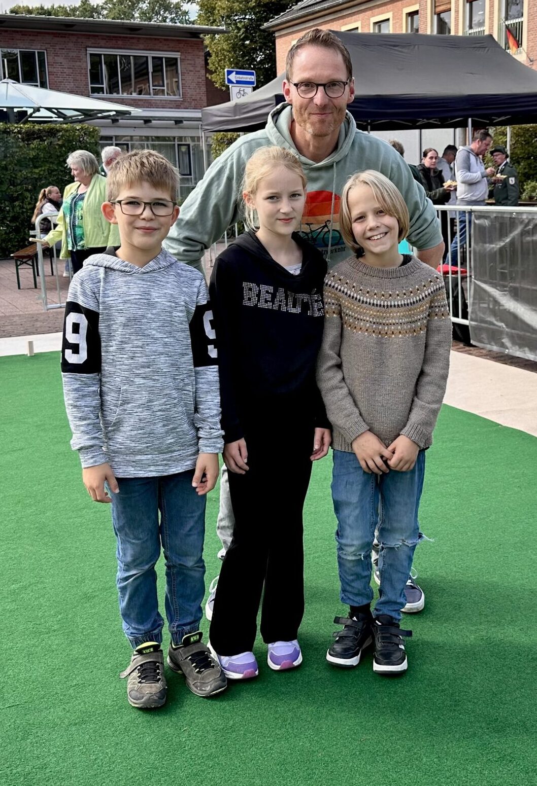 Herr Schwienheer mit Levi, Luise und Florian aus der 5f