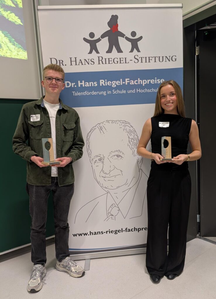 Hannes Bartsch und Charleen Schneitle mit ihren Preisen